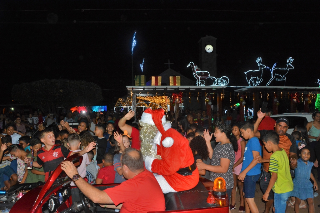 Papai Noel chega em São Pedro da Cipa e abre as programações dos 30 anos do município