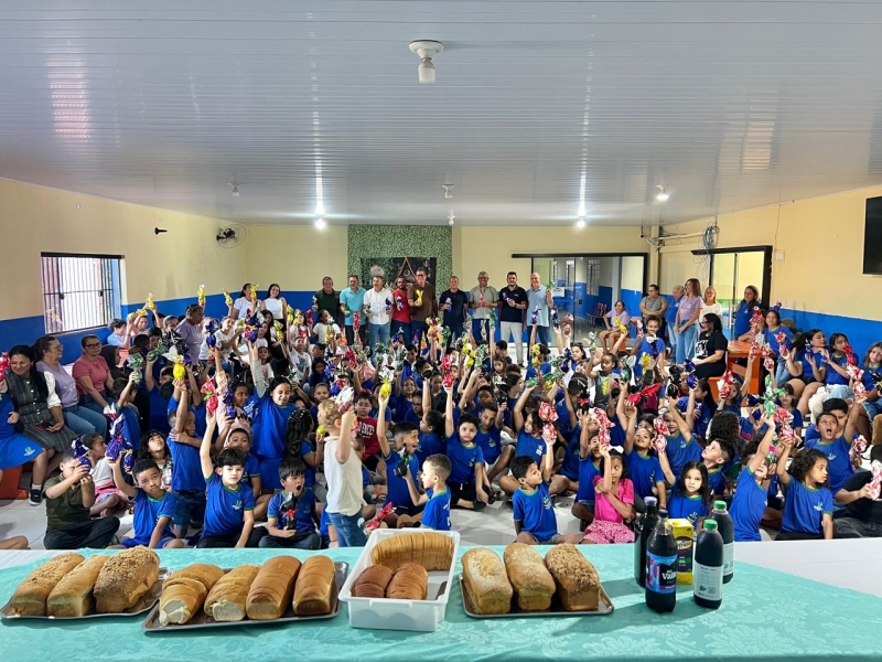 Prefeitura de S�o Pedro da Cipa realiza entrega de ovos de P�scoa para alunos da rede municipal de ensino